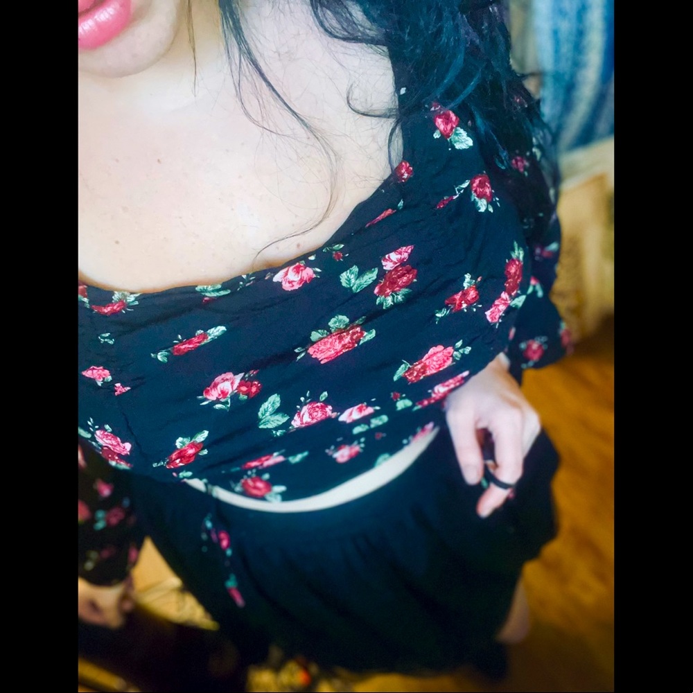 Bishop Sleeve Floral Plus Crop Top - Picture 2 of 4